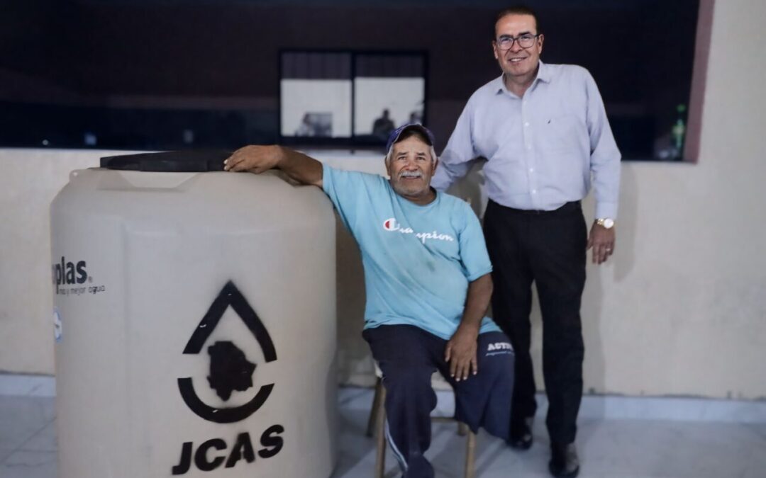 Distribuye JCAS tinacos y garrafones a 40 familias de Camargo