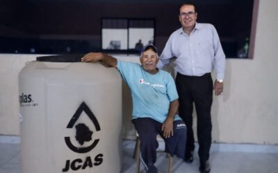 Distribuye JCAS tinacos y garrafones a 40 familias de Camargo